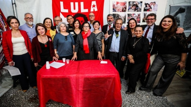 Carta entregue na Vigília Lula Livre, além da solidariedade ao ex-presidente pede o restabelecimento da plena democracia e dos princípios constitucionais do país: Valdete, da AJD, Fernando Morais e Raduan Nassar: 'É urgente o restabelecimento dos princípios constitucionais do Brasil' Carta entregue na Vigília Lula Livre, além da solidariedade ao ex-presidente pede o restabelecimento da plena democracia e dos princípios constitucionais do país: Valdete, da AJD, Fernando Morais e Raduan Nassar: 'É urgente o restabelecimento dos princípios constitucionais do Brasil'